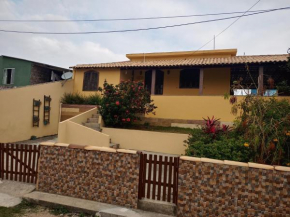 Casa na quadra do mar com sinuca, churrasqueira e e piscina